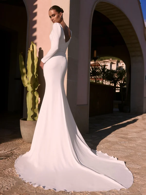 Bianco Evento Nigrina: reduziertes Crêpekleid mit langen Ärmeln und Schleppe