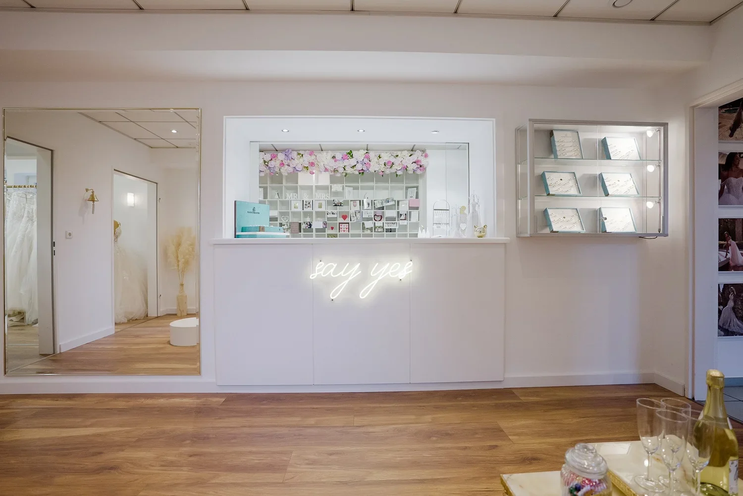 Die SAY YES Boutique in Dorsten mit Empfangstheke und goldenen Details