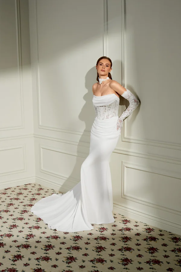 Vera von Adore by Justin Alexander, schmale Silhouette mit Drapierung